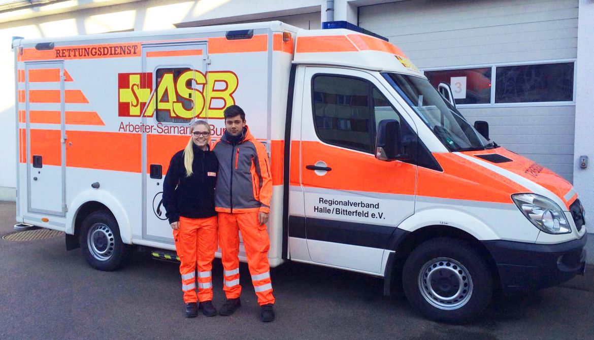 Franzsika_und_Jonas_vor_ihrem_Arbeitsplatz_dem_modernen_ASB-Rettungswagen.jpg